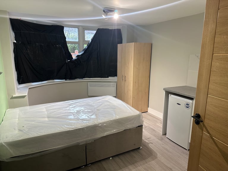 A one bedroom Studio is available to rent in Greenford UB6