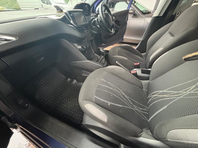 Peugeot 208 1.2cc ACTIVE 82 bhp good spec