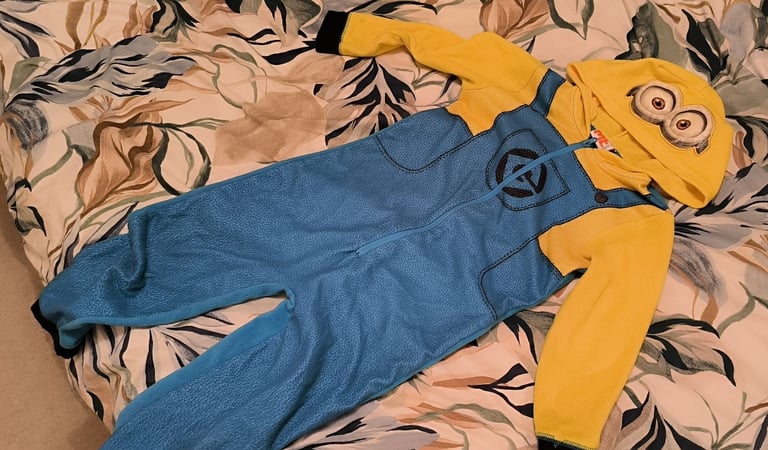 Kids Despicable Me Minions Cosy Onesie age 3-4