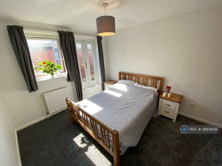 3 bedroom flat in Martlesham Walk, Manchester, M4 (3 bed) (#2663939)