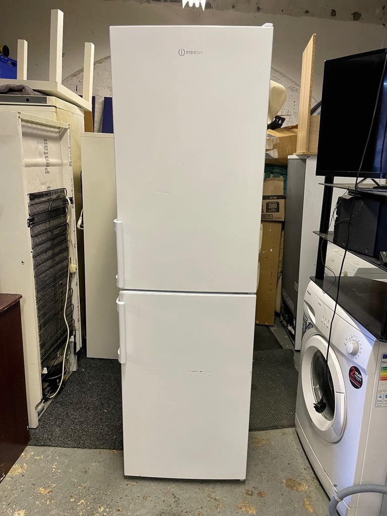 Indesit IB55732SUK 55cm Fridge freezer  In White . 