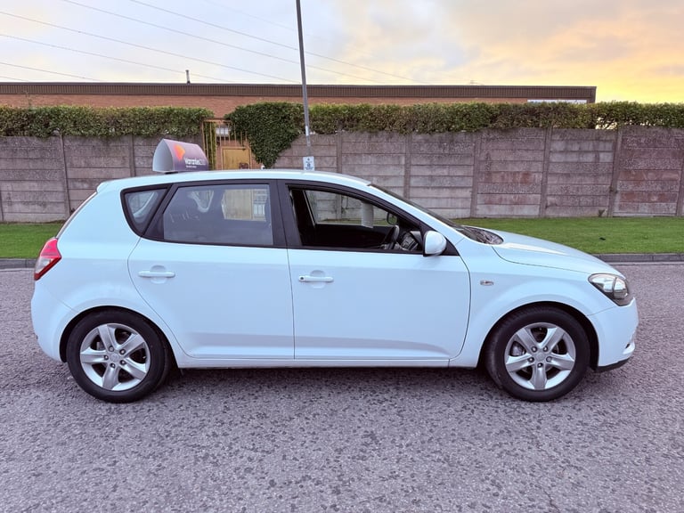 2010 10 KIA CEED 2 1.6 PETROL MANUAL SMART FAMILY MOTOR OCTOBER 2026 MOT 