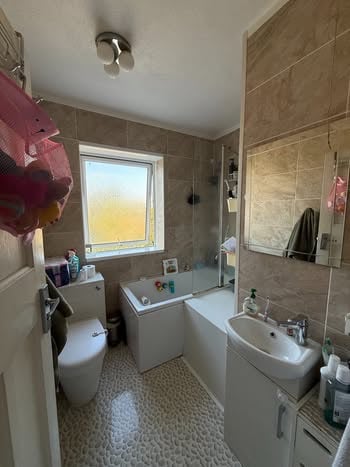 Stunning 2 Bed, 2 Reception End-of-Terrace house in Dartford 