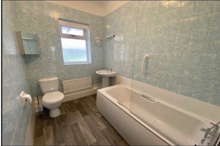 Big Single Room to let, with excellent transport links to Bradford and Leeds Only £80 weekly pay.