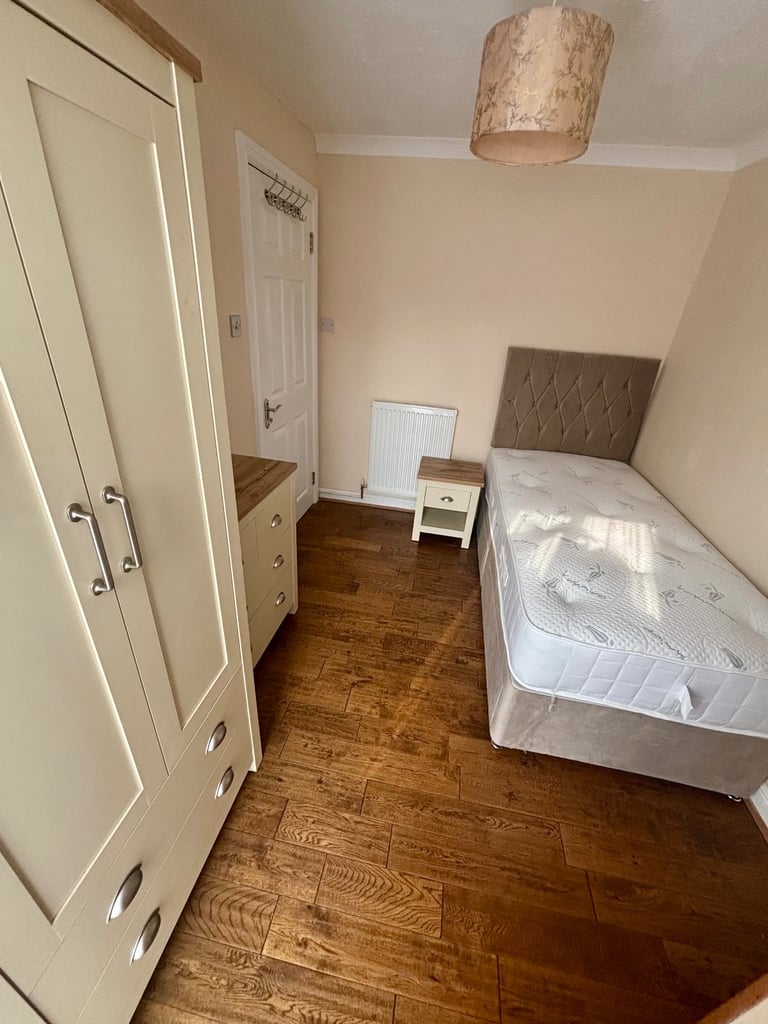 🌸 Preferably Female Room for Rent- Available Now