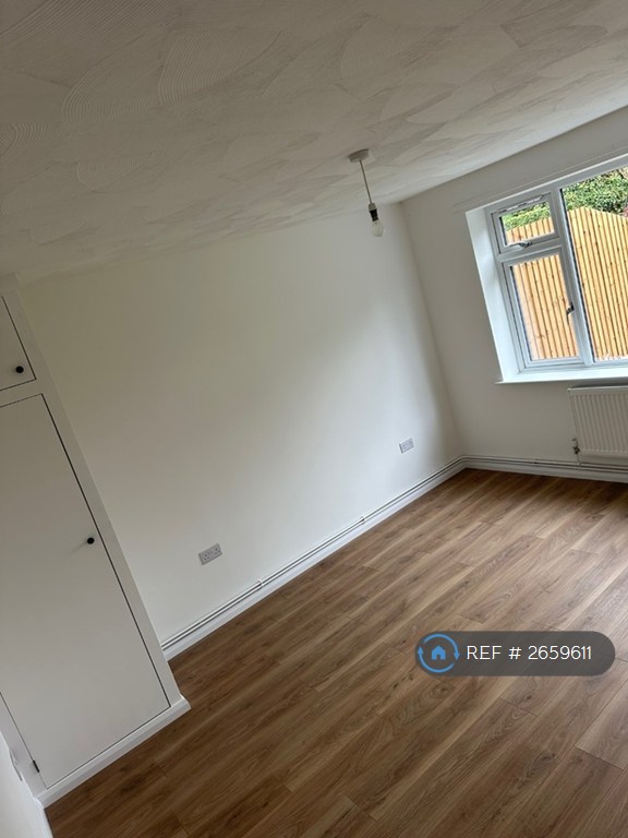 2 bedroom flat in Edinburgh Cresent, Bourne, PE10 (2 bed) (#2659611)