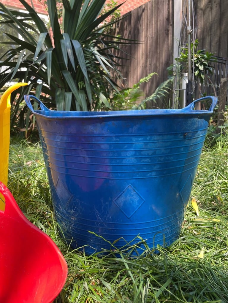 HORSE BUCKETS 