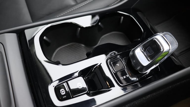 2025 Volvo XC40 B4 (P) Ultra Bright (Sunroof, Pilot Assist, BLIS, Leather) ESTATE Petrol/Electric...
