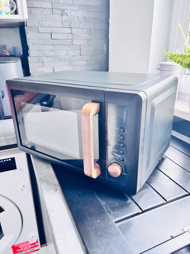 image for Black , fully working microwave 