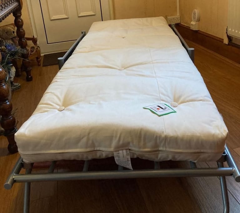 Futon single chair and folds to a single sofa bed NEW