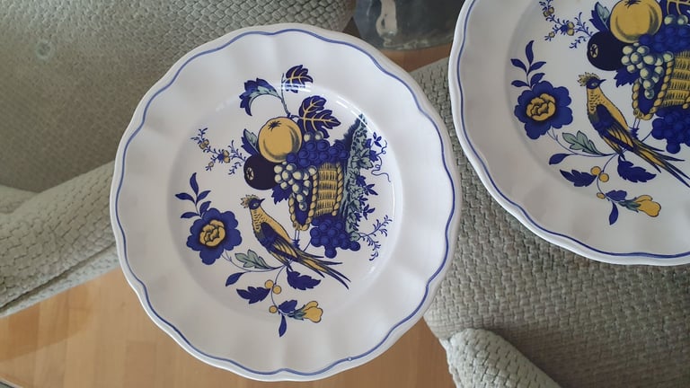 Dinner / Crockery Set - 16 piece (x3 plates chipped)