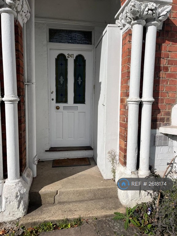 image for 2 bedroom flat in Ballards Lane, London, N3 (2 bed) (#2618174)