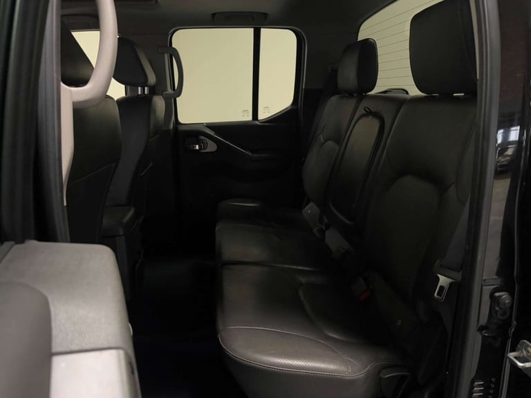 2011 Nissan Navara Double Cab Pick Up Tekna 2.5dCi 190 4WD PICK UP DIESEL Manual