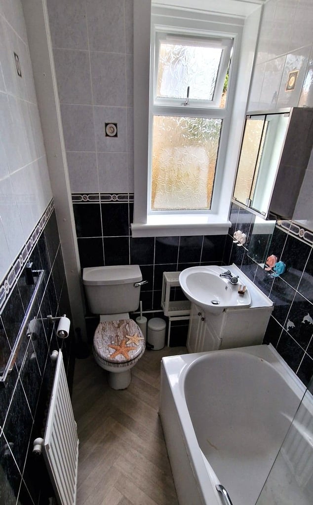 A lovely spacious three bedroom lower villa in Carrick Knowe, Corstorphine