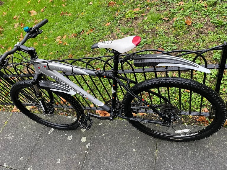 Lovely adult hybrid Carrera bike 27.5 wheel size in very good condition 