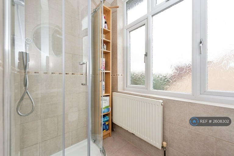 2 bedroom flat in Upper Richmond Road West, London, SW14 (2 bed) (#2608302)