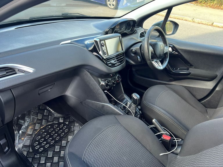 PEUGEOT 208 PURETECH 2017 WITH ONLY 33 K MILES EXCELLENT CONDITION