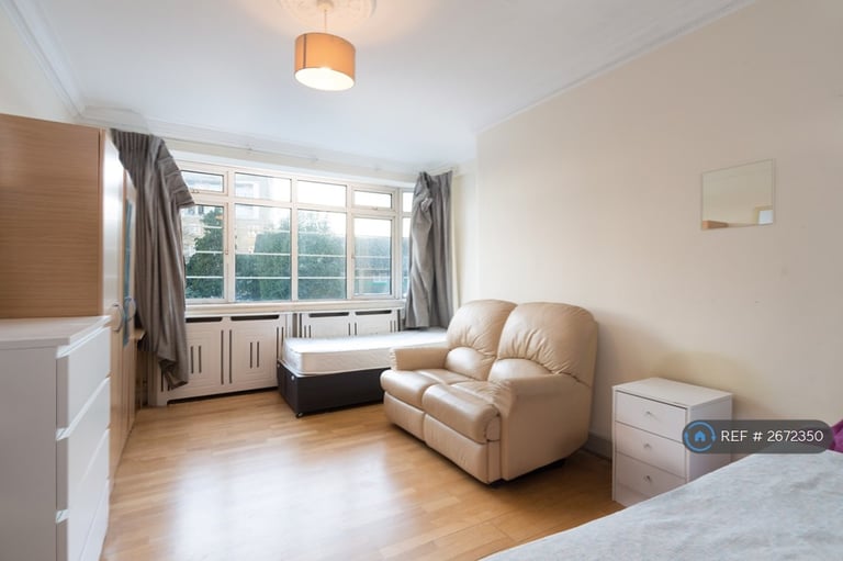 4 bedroom house in Imperial Square, London, SW6 (4 bed) (#2672350)