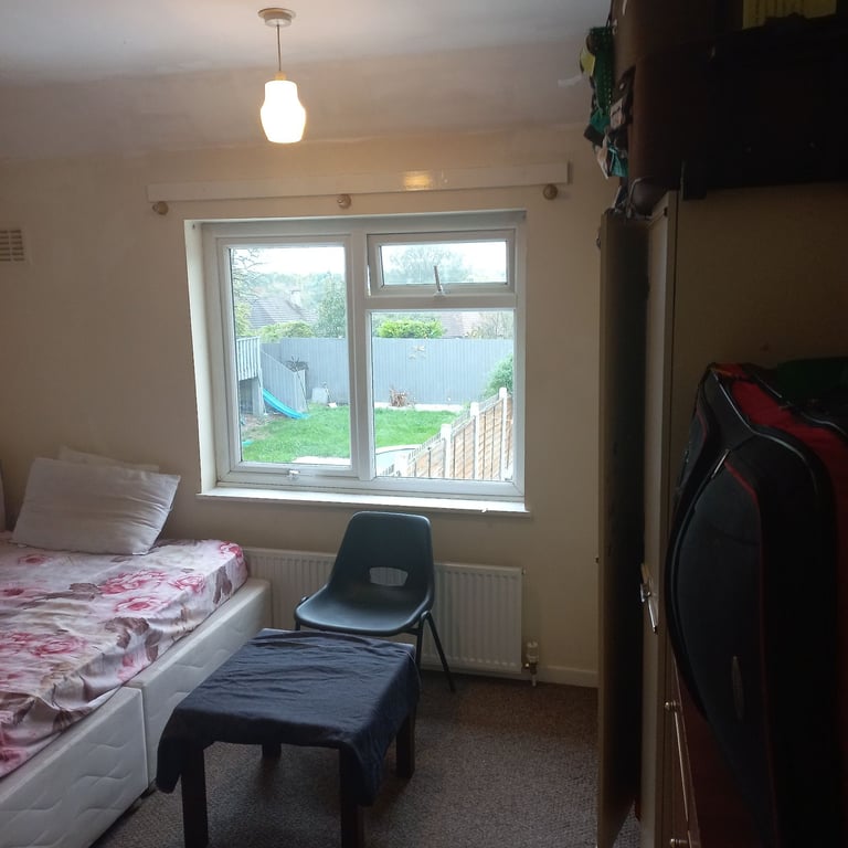 Large room for rent 
