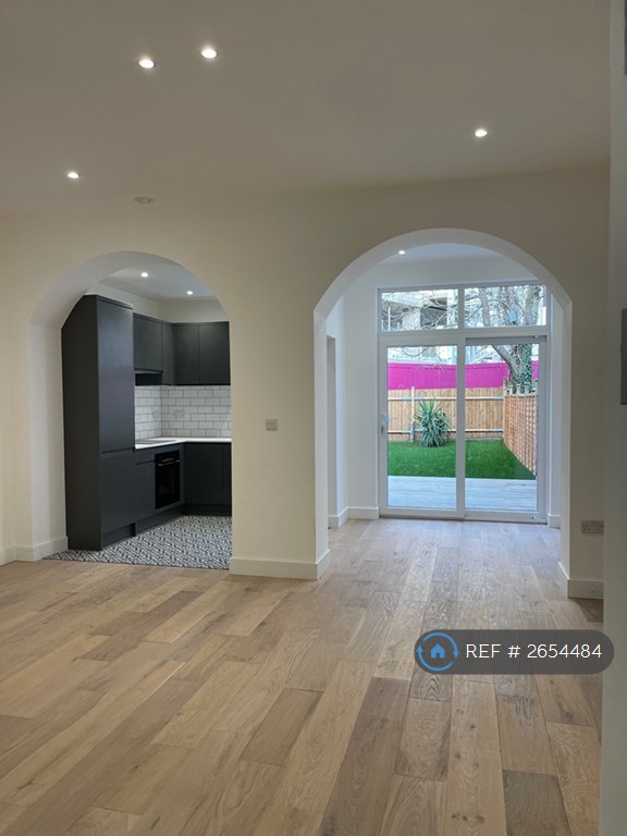 2 bedroom flat in Emanuel Avenue, London, W3 (2 bed) (#2654484)