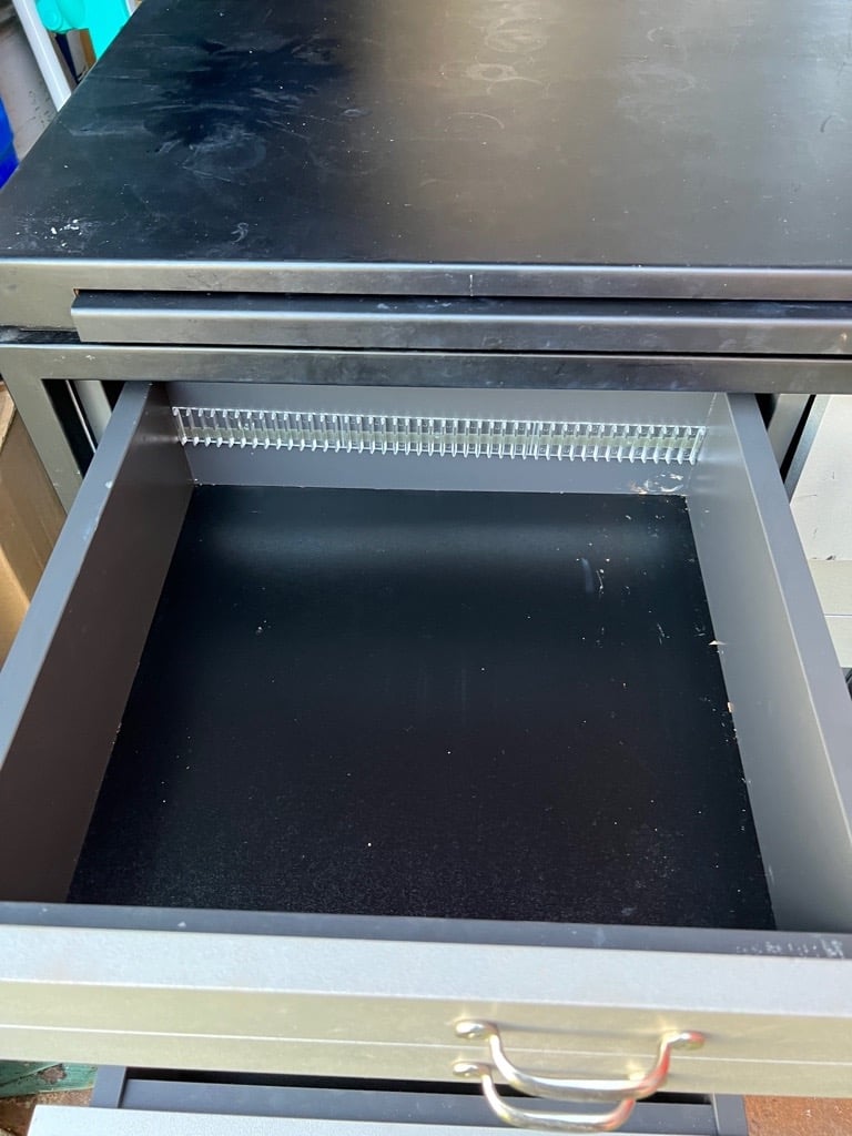 Mobile Drawer Unit With Pull Out Shelf