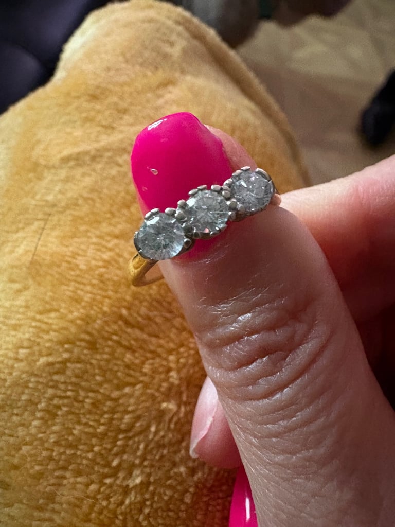 18ct gold 1 carat of diamond ring 