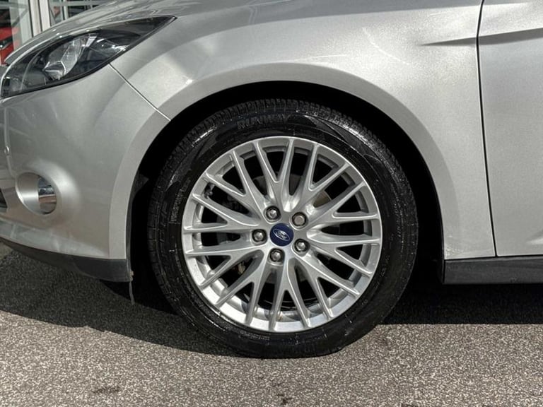 2014 Ford Focus 1.6 125 Zetec Navigator 5dr Powershift HATCHBACK PETROL Automatic