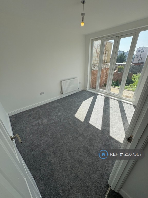 5 bedroom house in Wakemans Hill Avenue, London, NW9 (5 bed) (#2587567)