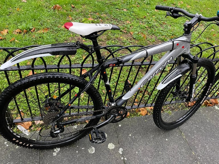 Lovely adult hybrid Carrera bike 27.5 wheel size in very good condition 