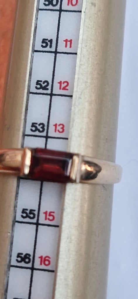 Single stone garnet ring set in 9ct carat 