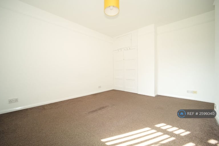 4 bedroom house in Chertsey Road, Twickenham, TW2 (4 bed) (#2599340)