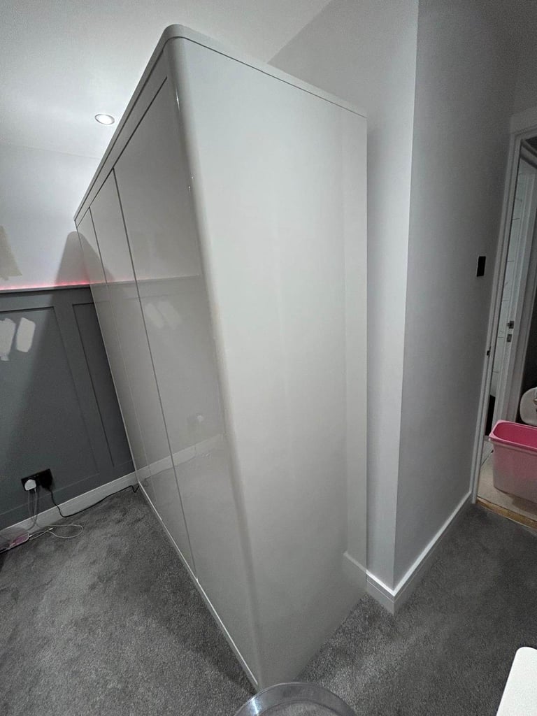 White Gloss bedroom furniture 