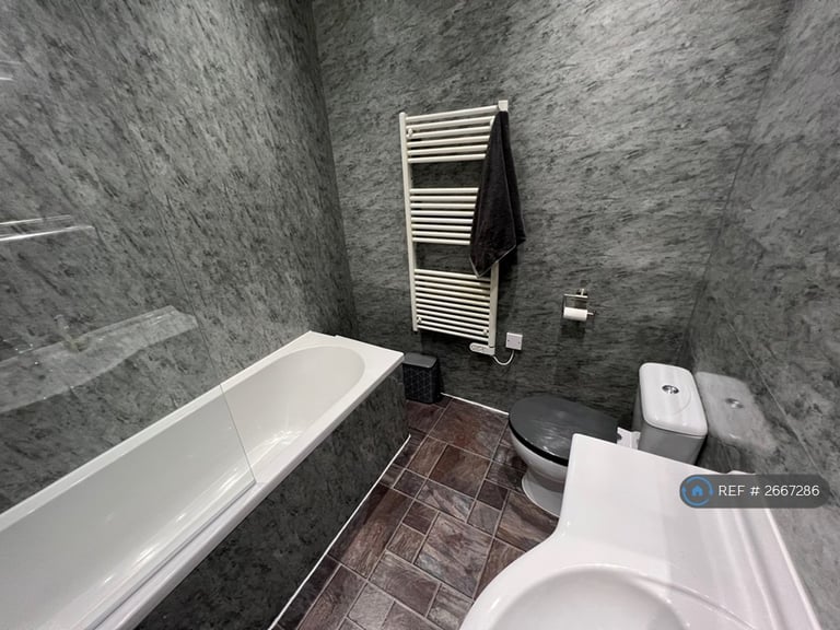 2 bedroom flat in Royal Esplanade, Margate, CT9 (2 bed) (#2667286)