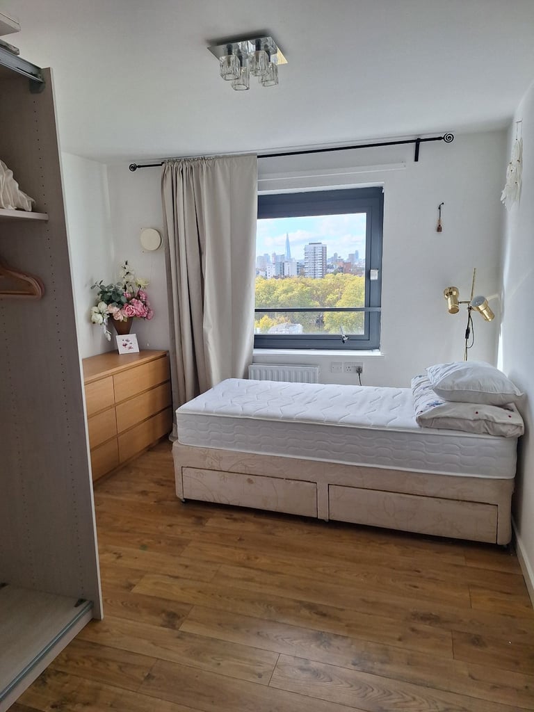 Single Room Flat Share - E14 - Female Applicants Only, short/ long stay