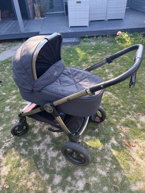 Mama's & Papa's ONYX Ocarro with a Cybex Cloud T layback car seat.