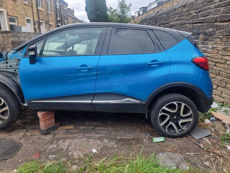 2014 Renault Captur Breaking. BIXNX, RPM Blue.