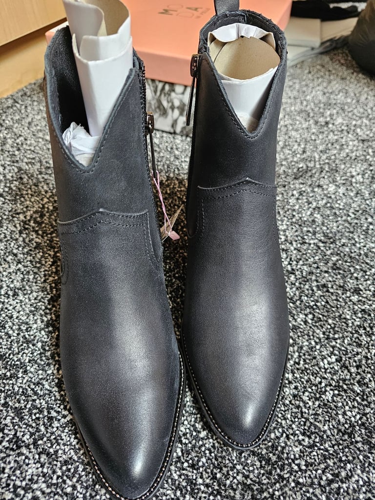 Anniee  black leather western style boot size 6