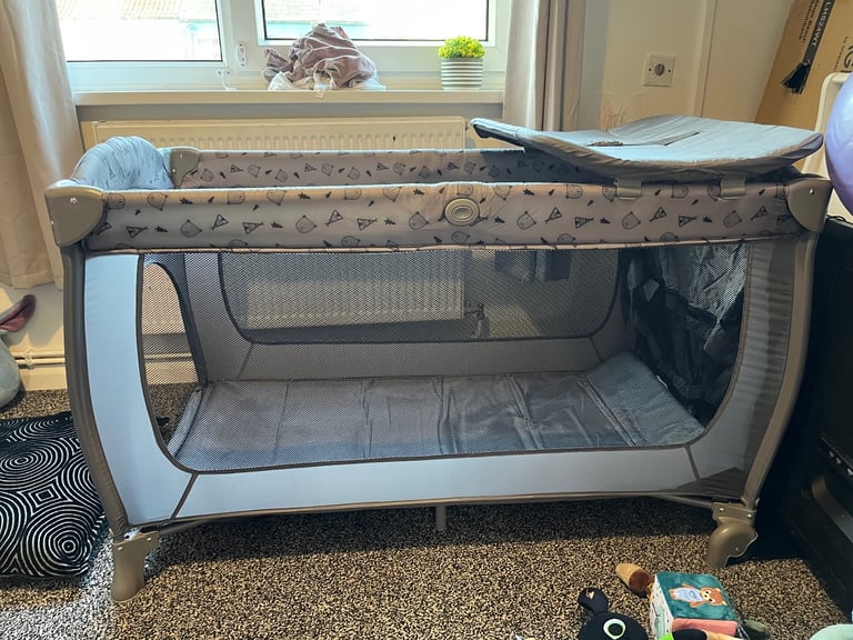 Travel Cot / Play