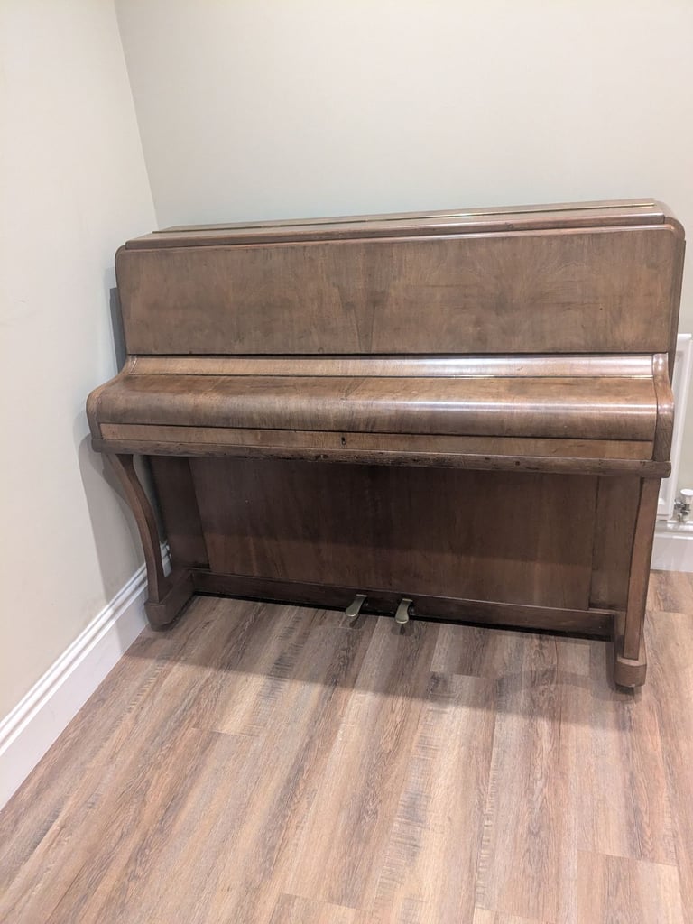 Upright piano CAN NEGOTIATE 