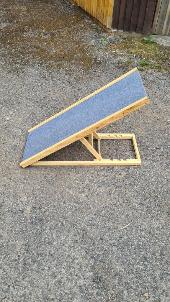 Adjustable dog ramp