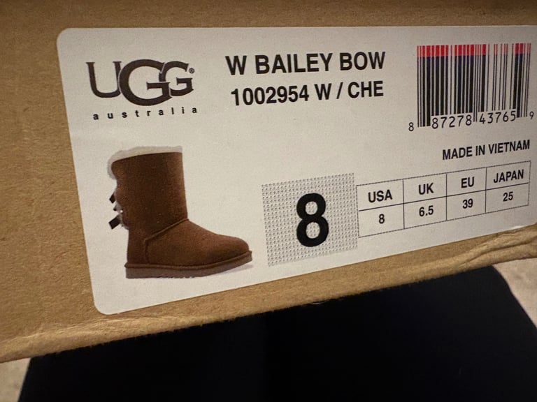 Nearly new Genuine Ugg boots size 6.5 with box
