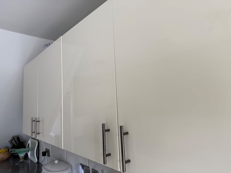 Cream gloss howdens cupboard doors/draws