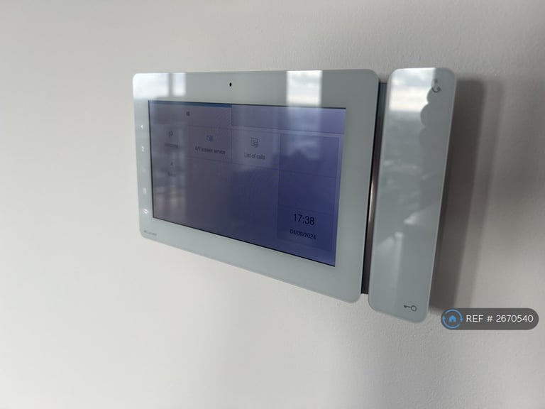 2 bedroom flat in Elizabeth Tower, Manchester, M15 (2 bed) (#2670540)