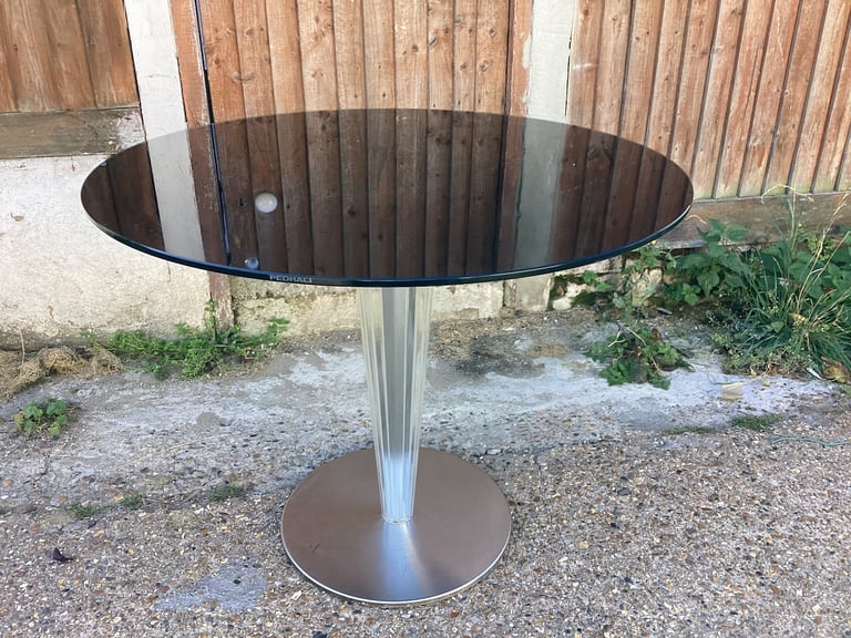 Restaurant large and small round tables with tempered glass excellent condition 
