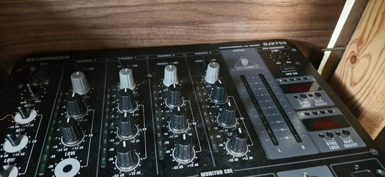 Pioneer CDJ 1000 Mk2 x2 + Behringer Djx 750 mixer