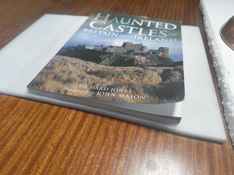 Haunted Castles of Britain & Ireland – Richard Jones (2005, PB)