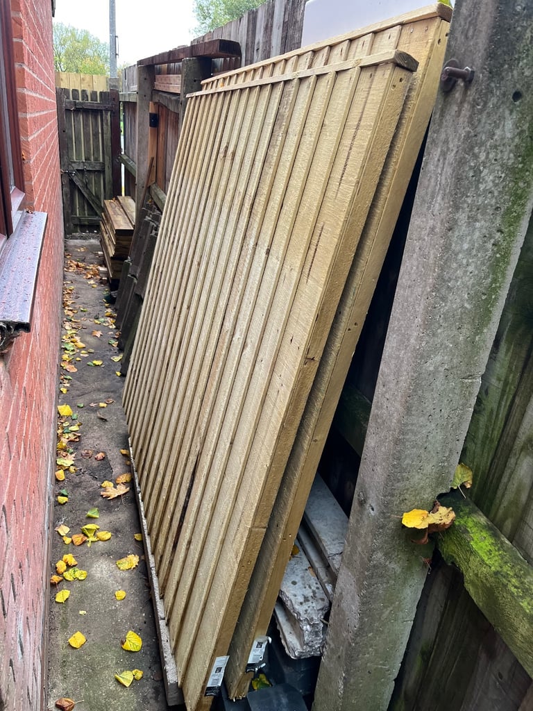image for 2x 6x5 FEATHER EDGE FENCE PANELS 
