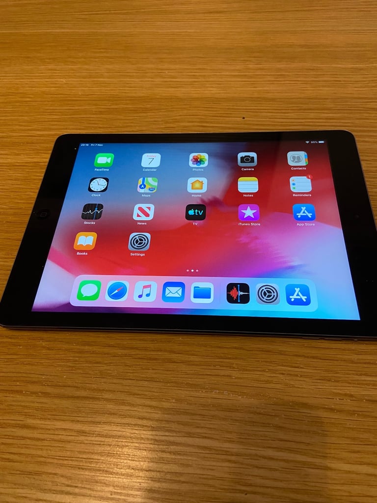 I Pad Air (1st gen) 32GB Wi-Fi – A1474 – Space Grey – Excellent – Case + Apple Charger socket