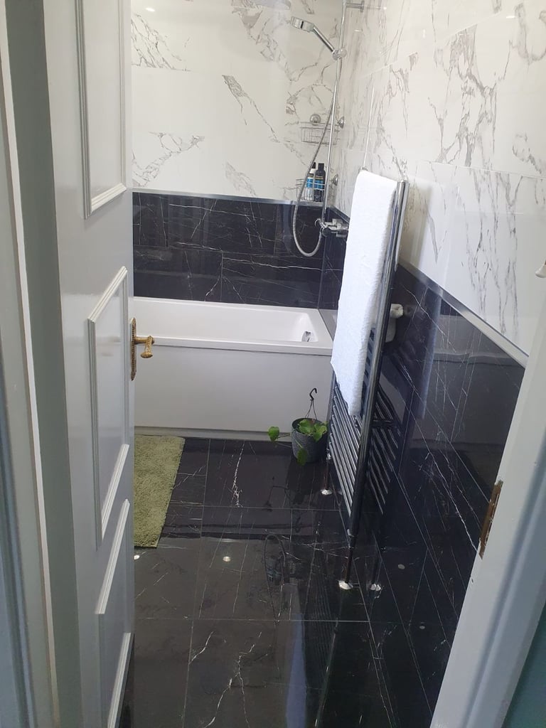 Large room with super king bed - bathroom, WC and kitchen (UB5 6JB)