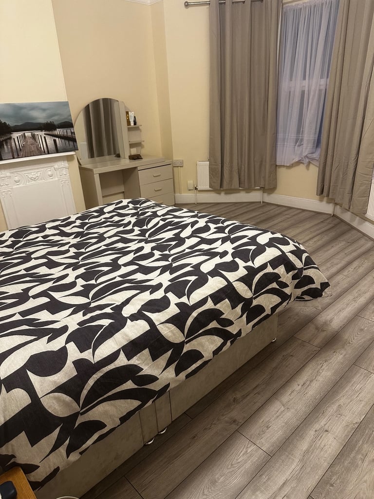 Large double bed  room in Easton 